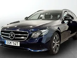 Mörkblå (blue) Begagnad 2019 Mercedes E300 Kombi | 338 900 kr (Marknadspris)
