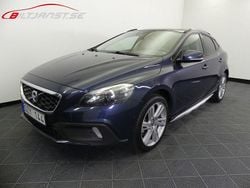 Blå Begagnad 2013 Volvo V40 CC Summum Kombi | 129 900 kr (Marknadspris)