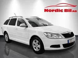 Vit Begagnad 2013 Skoda Octavia Ambiente Kombi | 99 900 kr (Marknadspris)