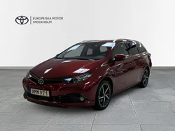 Röd (röd metallic) Begagnad 2018 Toyota Auris Hybrid Edition Kombi | 174 900 kr (Marknadspris)