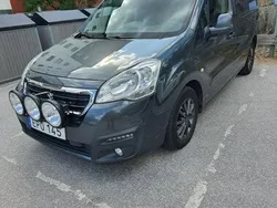 Grå Begagnad 2015 Peugeot Partner Minibuss | 69 800 kr (Marknadspris)