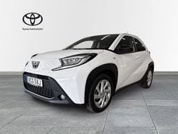 Vit Begagnad 2023 Toyota Aygo Halvkombi | 179 900 kr (Marknadspris)