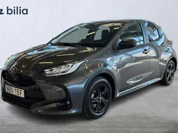 Grå Begagnad 2024 Toyota Yaris Hybrid Active Halvkombi | 299 900 kr