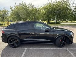 Svart Begagnad 2022 Audi RS Q8 SUV | 1 009 000 kr (Marknadspris)