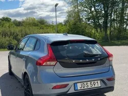 Blå Begagnad 2017 Volvo V40 Momentum Kombi | 165 000 kr (Marknadspris)