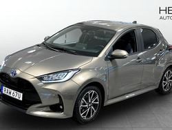 Grön (beige) Begagnad 2023 Toyota Yaris Hybrid Active Halvkombi | 239 900 kr (Marknadspris)