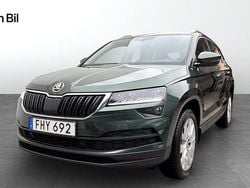 Grön (emerald green metallic) Begagnad 2018 Skoda Karoq Style SUV | 209 900 kr (Marknadspris)