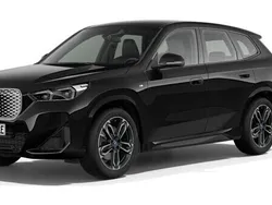 Svart (black sapphire metallic) Ny 2025 BMW iX1 Comfort Edition SUV | 634 100 kr (Marknadspris)
