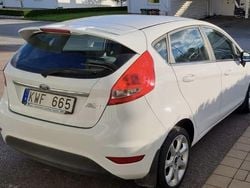 Vit Begagnad 2011 Ford Fiesta Titanium Halvkombi | 49 000 kr (Marknadspris)