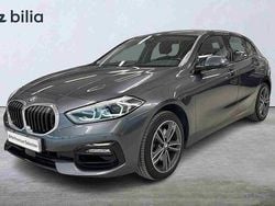 Grå Begagnad 2020 BMW 118 Shadowline Halvkombi | 204 900 kr (Marknadspris)