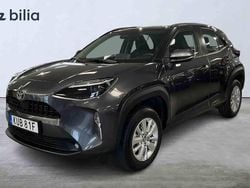 Grå Begagnad 2025 Toyota Yaris Cross SUV | 304 900 kr (Bra pris)