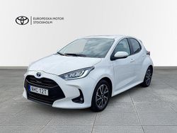 Vit Begagnad 2022 Toyota Yaris Hybrid Active Halvkombi | 229 900 kr (Marknadspris)