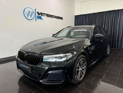 Svart (black sapphire metallic) Begagnad 2022 BMW 530e Shadowline Kombi | 309 000 kr (Marknadspris)