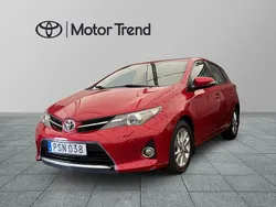 Mörkröd (röd) Begagnad 2014 Toyota Auris Life Halvkombi | 109 900 kr (Marknadspris)