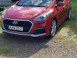 Röd Begagnad 2016 Hyundai i30 Premium Halvkombi | 105 000 kr (Marknadspris)