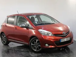 Röd Begagnad 2013 Toyota Yaris Multidrive S Halvkombi | 89 900 kr (Marknadspris)