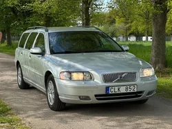 Ljusgrå Begagnad 2007 Volvo V70 Kinetic Kombi | 69 900 kr (Marknadspris)
