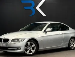 Ljusgrå Begagnad 2012 BMW 320 Sportkupé | 139 900 kr (Marknadspris)