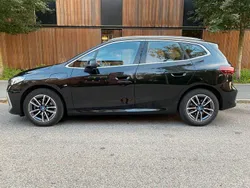 Svart Begagnad 2023 BMW 225 Active Tourer M Sport Minibuss | 367 400 kr (Marknadspris)