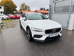 Vit Begagnad 2019 Volvo V60 CC Pro Kombi | 269 900 kr (Marknadspris)