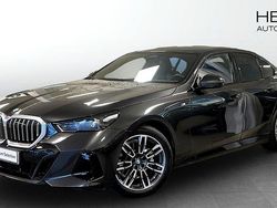 Grå (grey) Begagnad 2025 BMW 520 M Sport Sedan | 569 700 kr (Marknadspris)