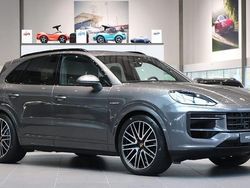 Grå Begagnad 2024 Porsche Cayenne SUV | 1 095 000 kr