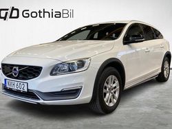 Vit Begagnad 2015 Volvo V60 CC Momentum Kombi | 169 900 kr (Marknadspris)