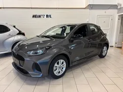 Stormy silver metallic Ny 2024 Mazda 2 Center-Line Halvkombi | 259 400 kr (Marknadspris)