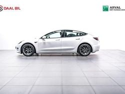 Vit Begagnad 2021 Tesla Model 3 Standard Range Plus Sedan | 255 000 kr (Marknadspris)