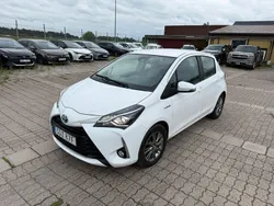 Vit Begagnad 2019 Toyota Yaris Hybrid Active Halvkombi | 169 900 kr (Marknadspris)