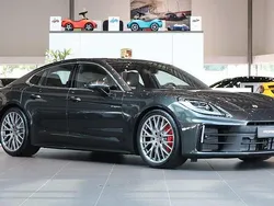 Grå Ny 2025 Porsche Panamera 4S Sedan | 1 683 800 kr