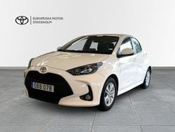 Vit Begagnad 2024 Toyota Yaris Hybrid Active Halvkombi | 234 900 kr (Marknadspris)