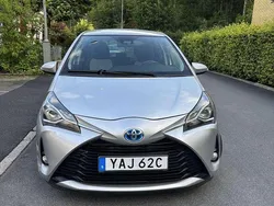 Silver Begagnad 2019 Toyota Yaris Hybrid Active Halvkombi | 139 900 kr (Bra pris)