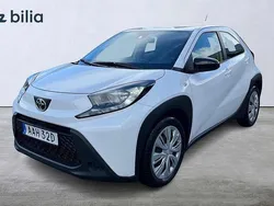Vit Begagnad 2022 Toyota Aygo Play Halvkombi | 169 900 kr (Marknadspris)