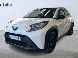 Vit Begagnad 2022 Toyota Aygo Play Halvkombi | 169 900 kr (Marknadspris)