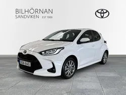 Vit Begagnad 2022 Toyota Yaris Hybrid Edition Halvkombi | 229 900 kr (Marknadspris)