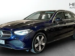 Mörkblå (blue) Begagnad 2022 Mercedes C300e Kombi | 329 900 kr (Superpris)