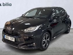 Svart Begagnad 2025 Toyota Yaris Hybrid Active Halvkombi | 259 800 kr (Marknadspris)