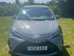 Grå Begagnad 2018 Toyota Yaris Hybrid Active Halvkombi | 145 000 kr (Marknadspris)