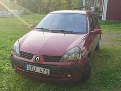 Röd Begagnad 2002 Renault Clio II Privilege Halvkombi | 4 000 kr (Superpris)