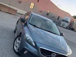 Blå Begagnad 2014 Volvo V40 CC Momentum Kombi | 130 000 kr (Marknadspris)