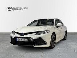 Vit Begagnad 2022 Toyota Camry Hybrid Executive Sedan | 339 900 kr (Lite dyr)