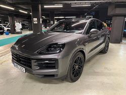 Mörkgrå Begagnad 2024 Porsche Cayenne SUV | 1 195 000 kr (Marknadspris)