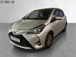 Silver Begagnad 2017 Toyota Yaris Hybrid Active Halvkombi | 133 900 kr (Marknadspris)