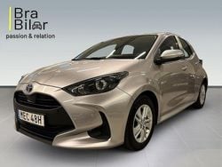 Silver Begagnad 2023 Toyota Yaris Hybrid Active Halvkombi | 169 900 kr (Marknadspris)