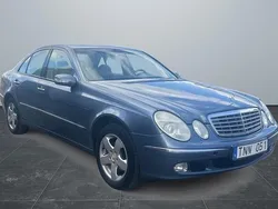 Ljusblå (blå) Begagnad 2003 Mercedes E240 Sedan | 49 900 kr (Marknadspris)