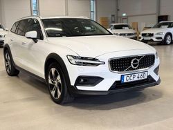 Vit Begagnad 2021 Volvo V60 CC Kombi | 329 900 kr (Marknadspris)