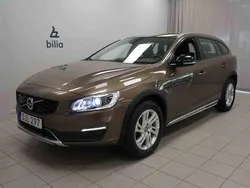 Brun Begagnad 2017 Volvo V60 CC Kombi | 159 900 kr (Marknadspris)