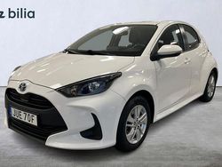 Vit Begagnad 2021 Toyota Yaris Hybrid Active Halvkombi | 204 900 kr (Marknadspris)