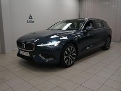 Mörkblå Begagnad 2022 Volvo V60 Core Kombi | 369 900 kr (Marknadspris)